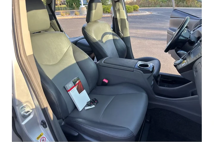 $10000 : 2014 Prius v Five image 5