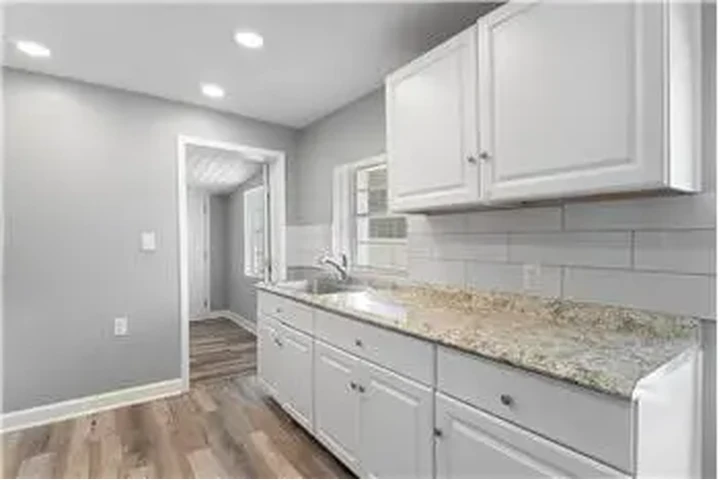$850 : Rental property with 2 bedro image 6