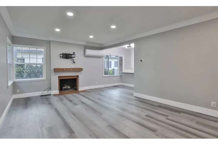 $1000 : stunning spacious updated home image 2