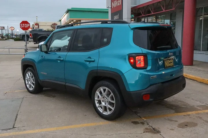 $18988 : 2021 Renegade Latitude image 6