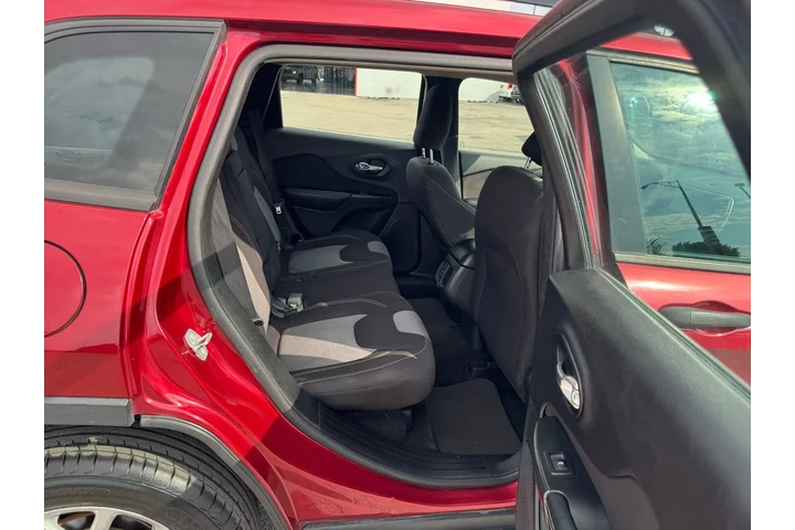 $5980 : 2016 Cherokee FWD 4dr Sport image 9