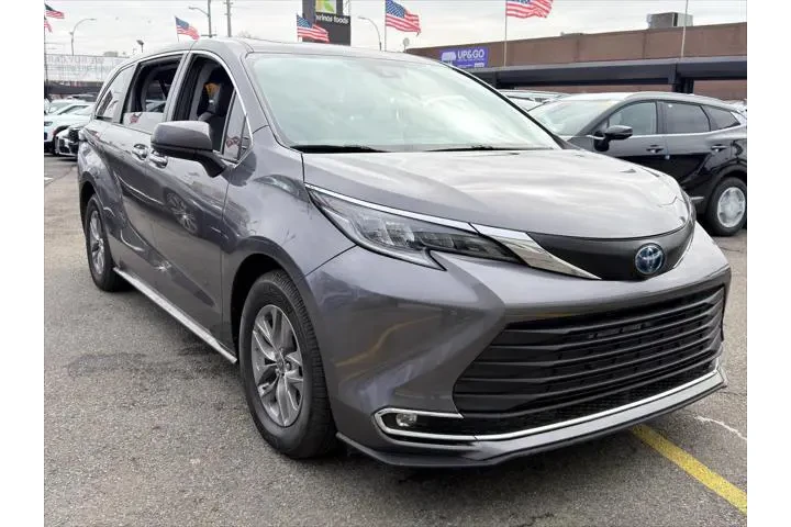 $33495 : Toyota Sienna 2023 XLE 8-Pas image 3