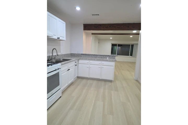 $2800 : Home for Rent in Fontana image 2