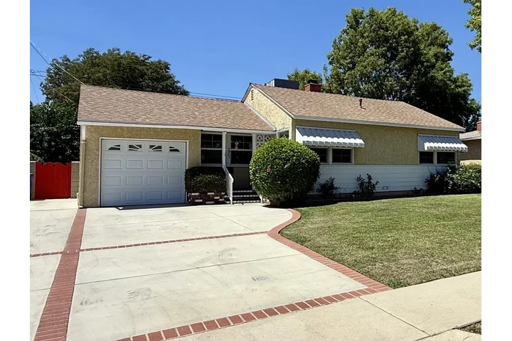$1100 : Spacious Living 3 bedroom home image 1