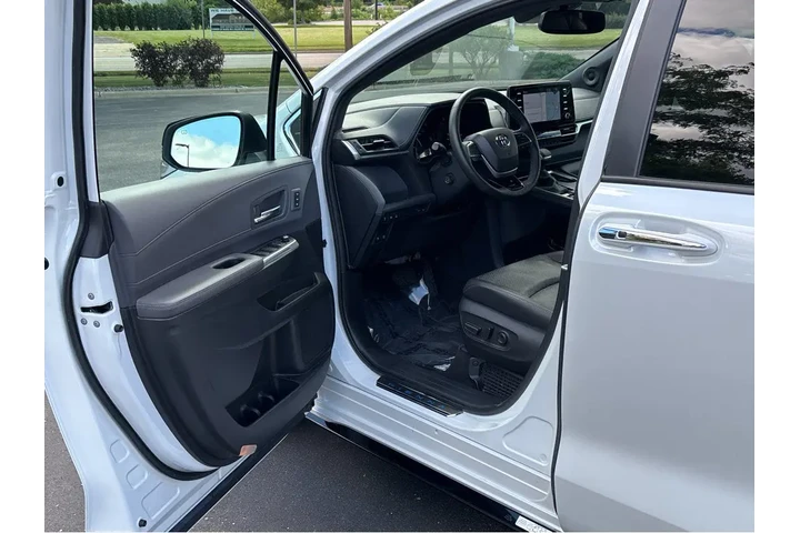 $47410 : Gold Certified2023 Sienna XSE image 2