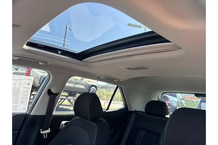 $22908 : Hyundai VENUE 2025 SEL 4dr C image 6