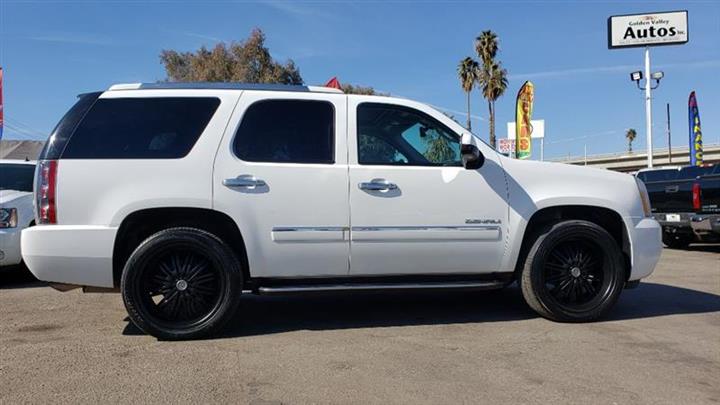 2010 GMC Yukon Denali image 2