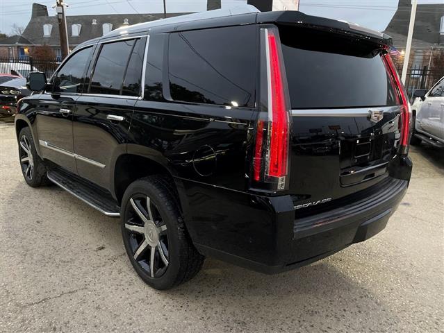 2017 Escalade 2WD 4dr Luxury image 6