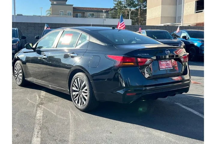 $18998 : Nissan Altima 2023 2.5 SV 4d image 3