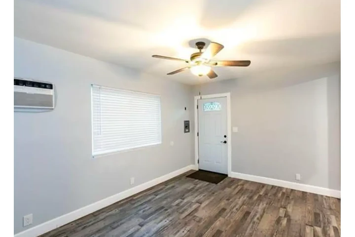$1900 : 2 Bed 2 Bath Apt in South, LA image 3