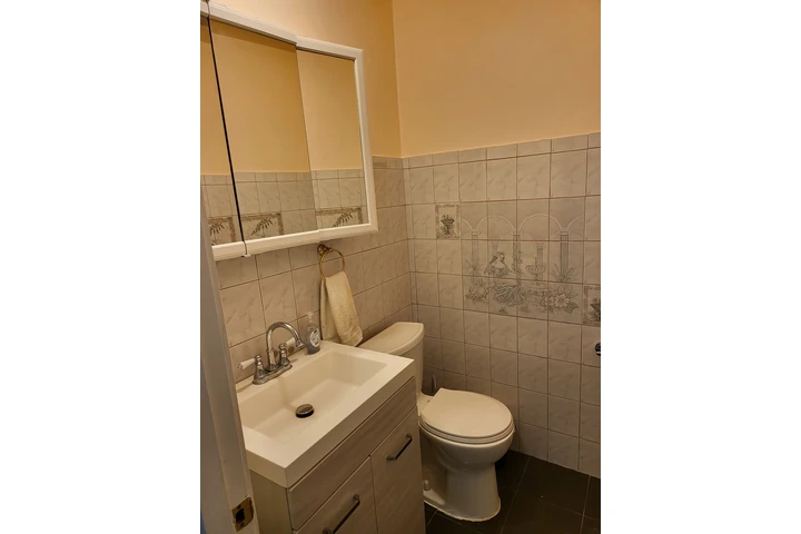 $1000 : NORWALK-Room for Rent image 5