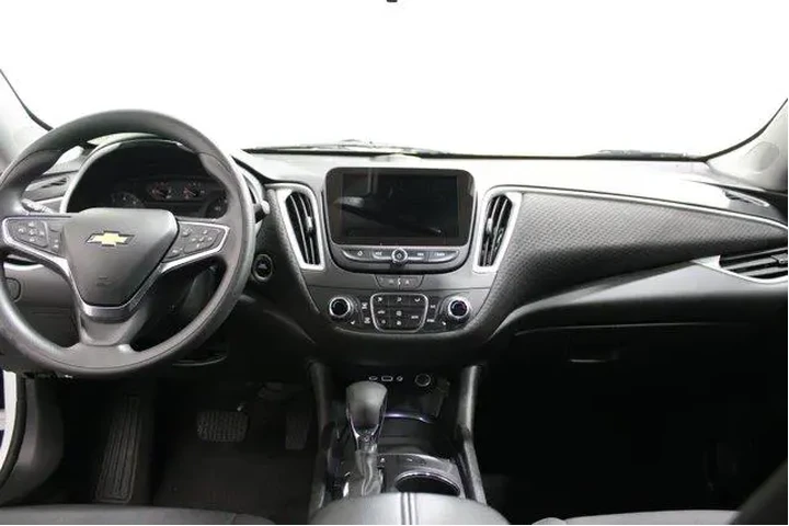 $21988 : Chevrolet Malibu 2024 LT 4dr image 2