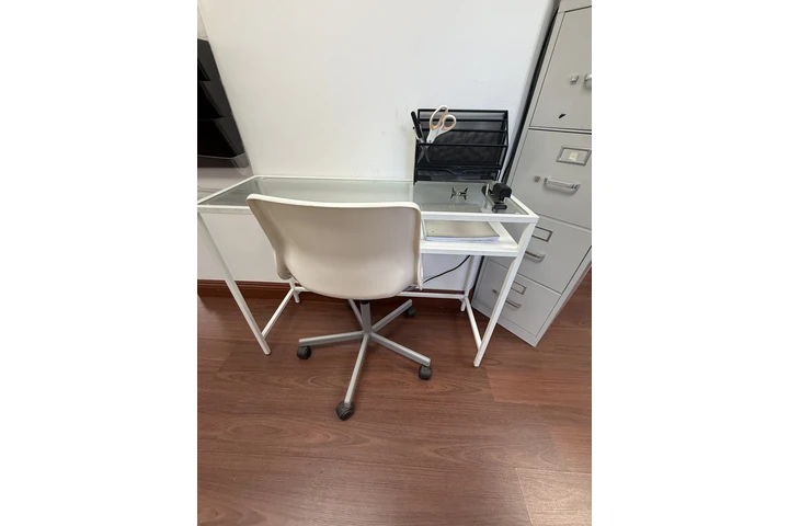 $60 : Escritorios y silla image 2