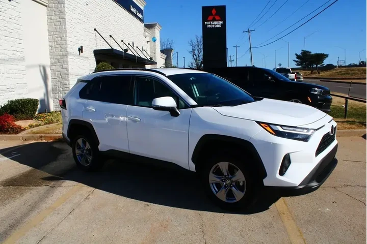 $27944 : Toyota RAV4 2024 AWD XLE 4dr image 6