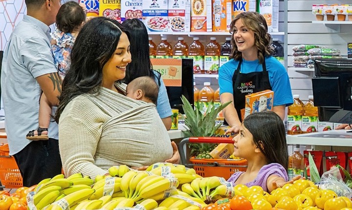 Familias comprando comestibles