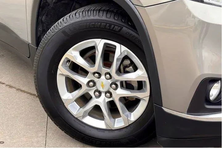 $15977 : Chevrolet Traverse 2018 LT C image 2