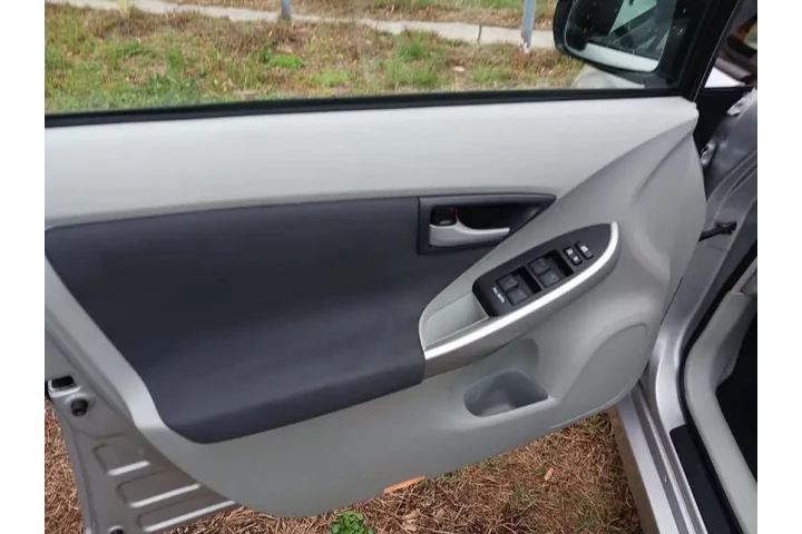 $9000 : 2010 Prius V image 4