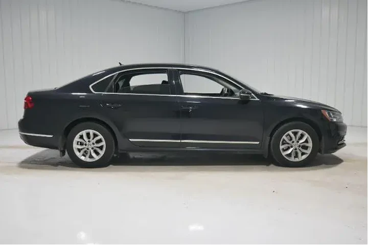 $12000 : Volkswagen Passat 2017 1.8T image 4