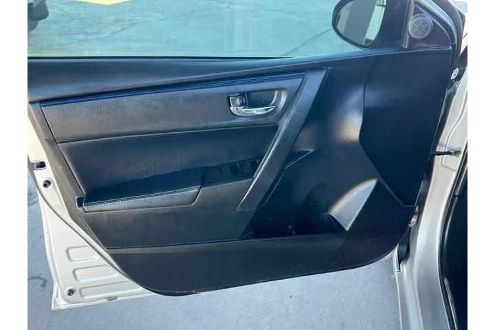 2018 Corolla SE 6M image 10