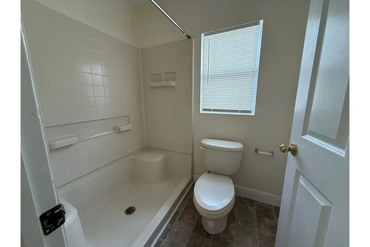 $800 : charming HOME ..Hialeah, FL image 5
