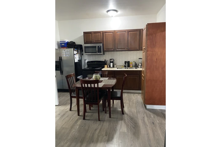 $1800 : 1Bedroom Apartment Riverside image 2