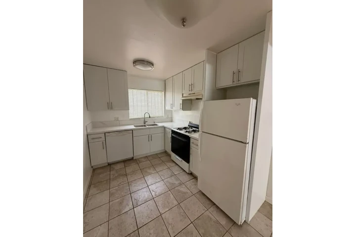 $2300 : 3Bed 2Bath Apt for rent in LA image 3