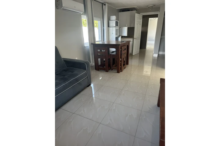 $1700 : Renta efficiency /  un cuarto image 5