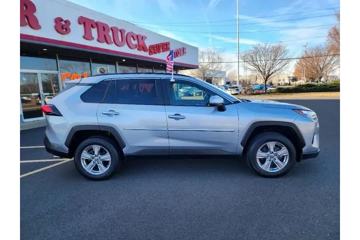 $28602 : Toyota RAV4 2023 AWD XLE 4dr image 8