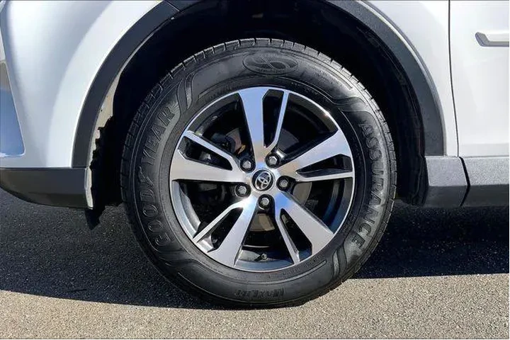 $17985 : Toyota RAV4 2017 AWD XLE 4dr image 9