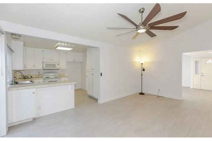 $2490 : 3 Bed 2Bath Home in South Gate image 3