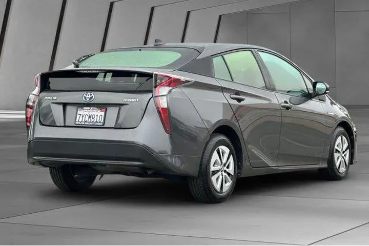 $17900 : Toyota Prius 2017 Four 4dr H image 4