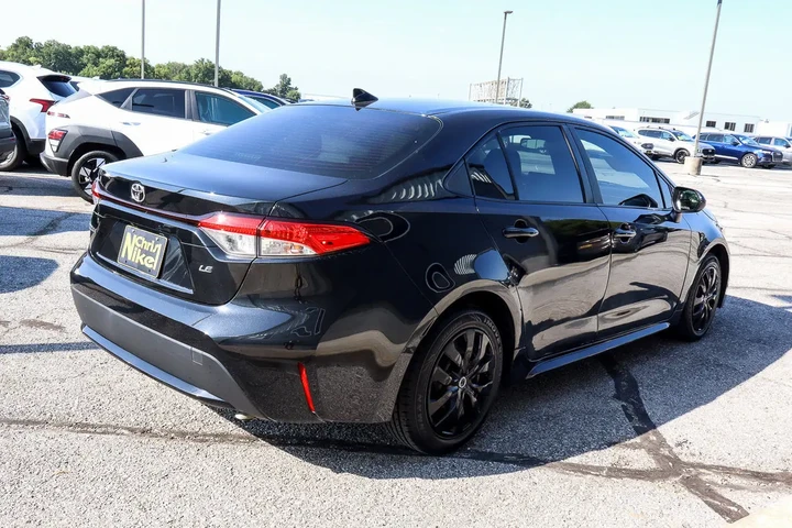 $16988 : 2021 Corolla LE image 4