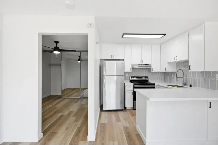$1000 : Studio 1-Bed and 1-Bath image 3