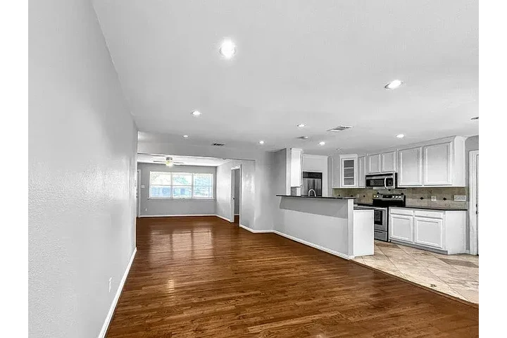 $980 : fully renovated charmer home image 3