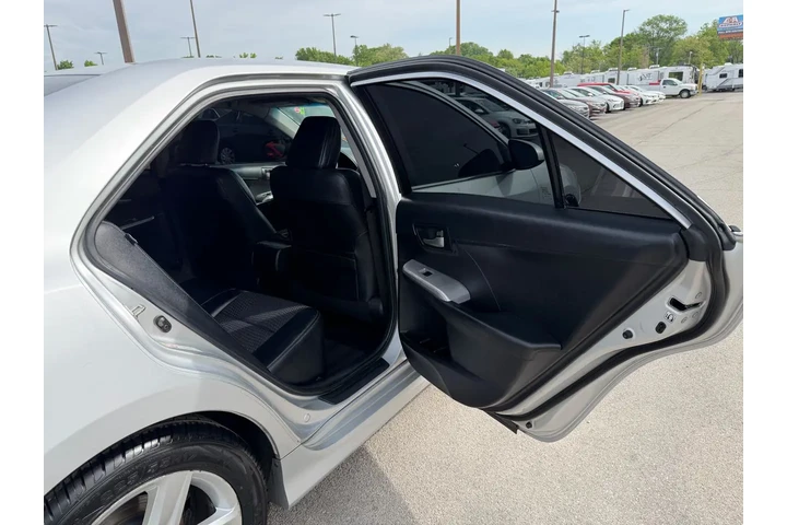 2014 Camry SE image 8