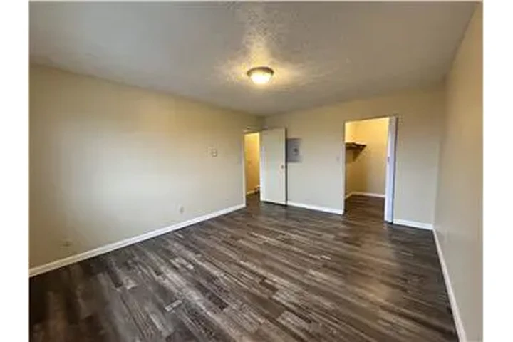 $750 : Rental property with 2 bedro image 6