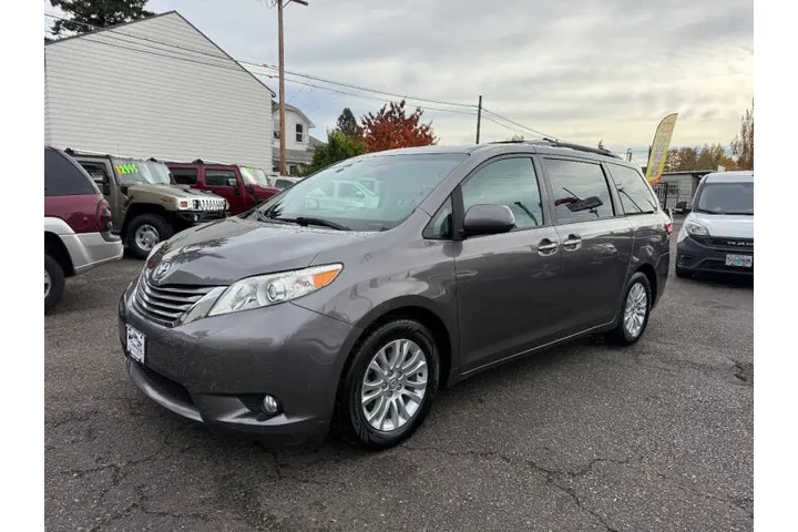 $13995 : 2016 Sienna XLE 8-Passenger image 5