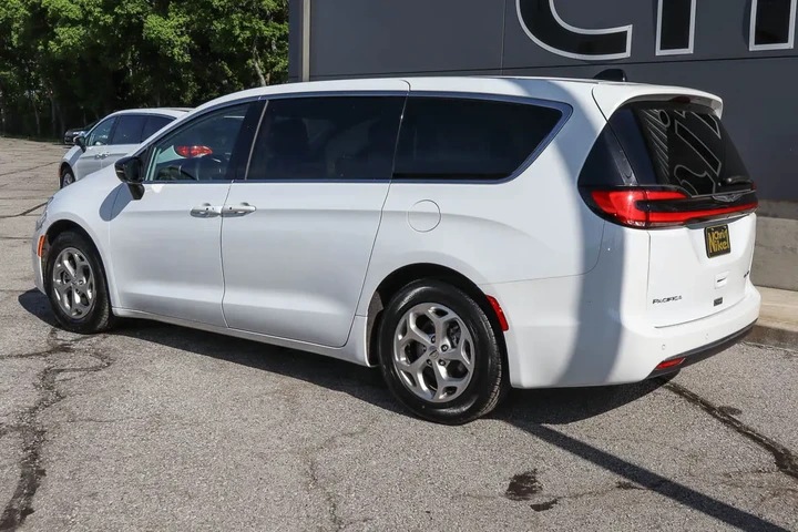 $31287 : 2024 Pacifica Limited FWD image 6