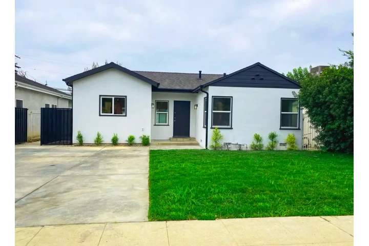 $2500 : 3 Bedroom House  in Koreatown image 1