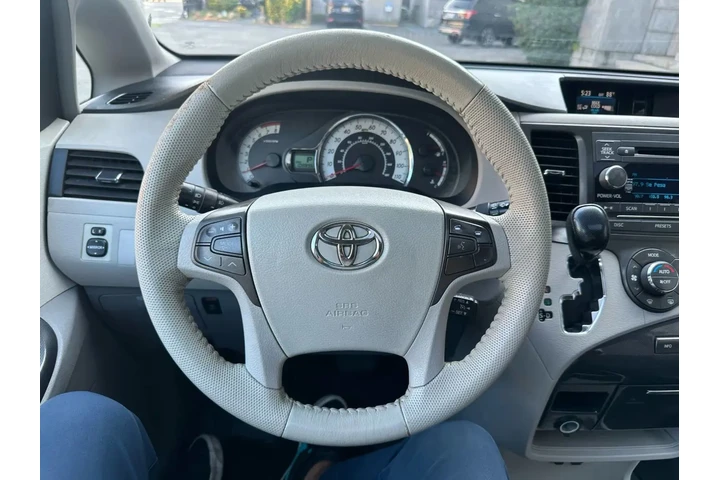 $13495 : 2012 TOYOTA SIENNA image 3