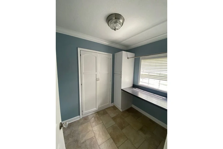 $900 : Spacious 2X2 with fresh ! image 9