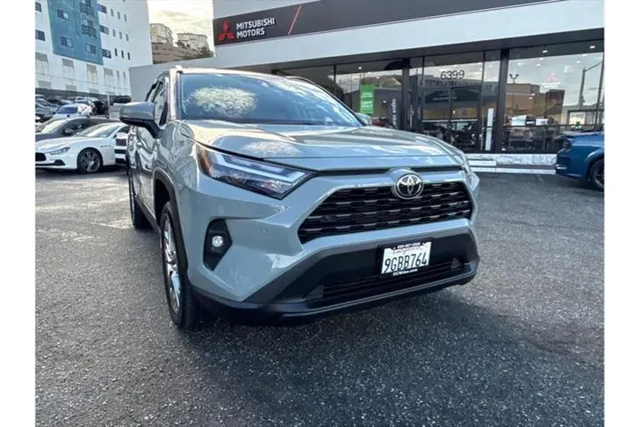 $31890 : Toyota RAV4 2023 AWD XLE Pre image 3