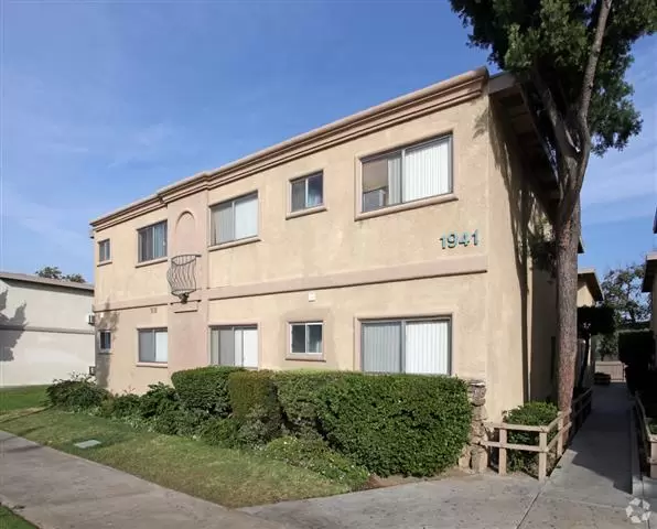 $1869 : 1bd & 2bd Units Move In Ready! image 2