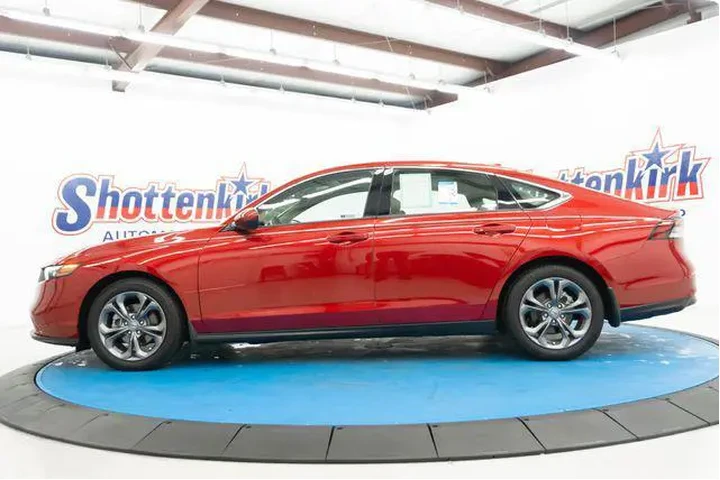 $28468 : Honda Accord 2024 EX 4dr Sed image 5
