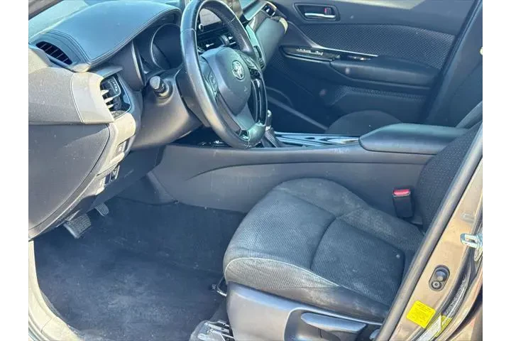 $17489 : Toyota C-HR 2019 XLE 4dr Cro image 9