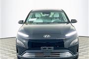 $33119 : PRE-OWNED 2023 HYUNDAI KONA E thumbnail