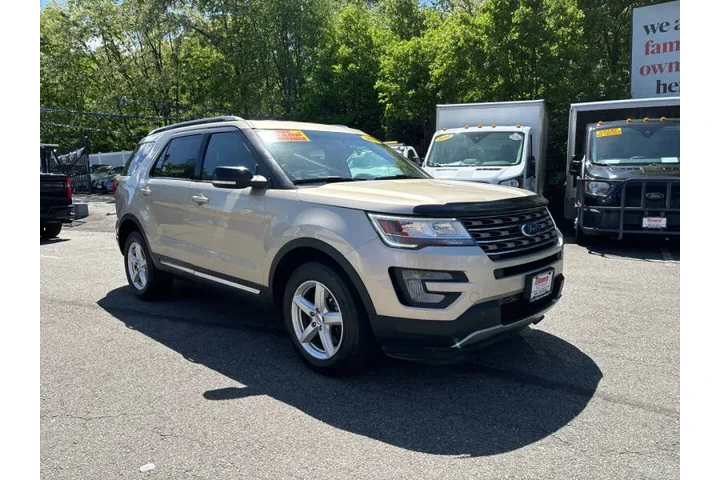$16999 : 2017 Explorer XLT image 1