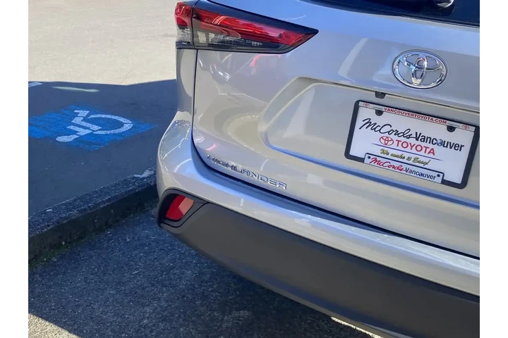 $34131 : Toyota Highlander 2023 L 4dr image 6