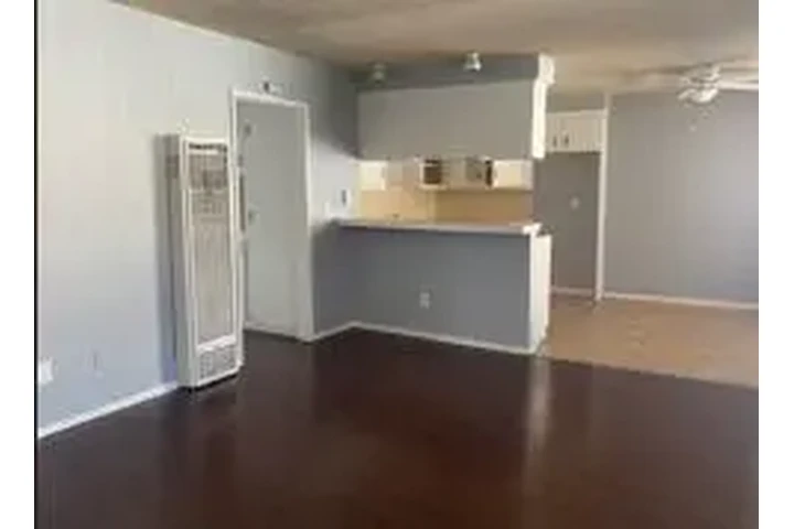 $1795 : HAWTHORNE Y INGLEWOOD A image 2