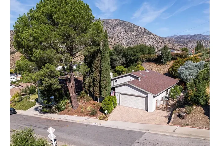 $2000 : FOR LEASE Dellmont Dr, Tujunga image 1